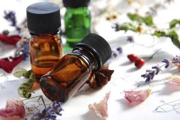 Aromathérapie : les huiles essentielles indispensables en été