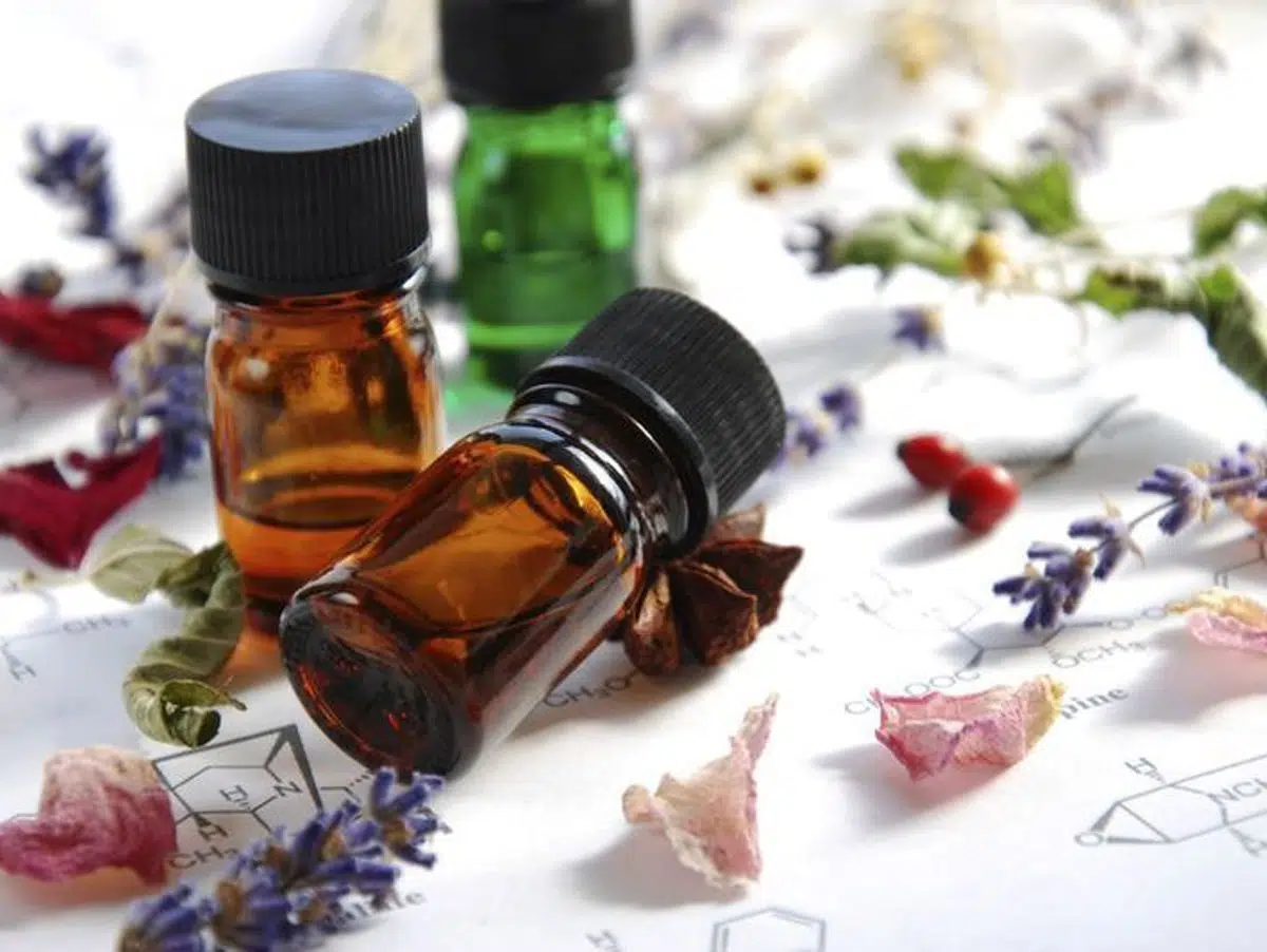 Aromathérapie : les huiles essentielles indispensables en été