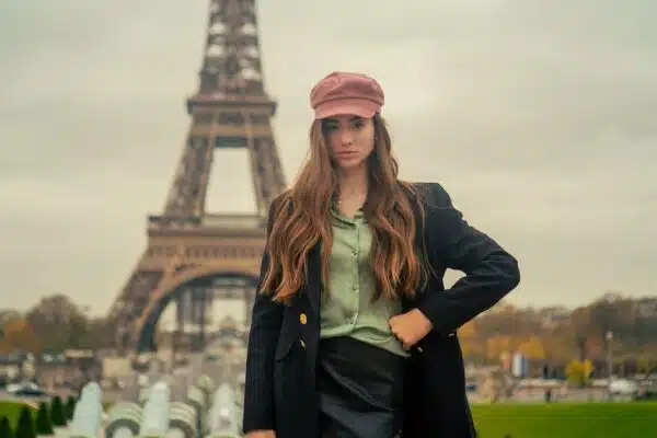 Plongez dans l’art parisien à travers la mode : les vêtements et accessoires qui vous transportent dans la Ville Lumière