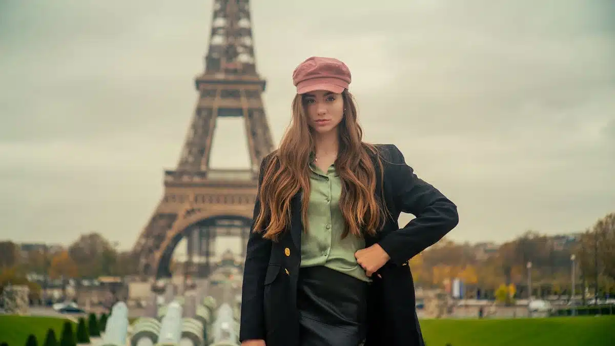 Plongez dans l’art parisien à travers la mode : les vêtements et accessoires qui vous transportent dans la Ville Lumière