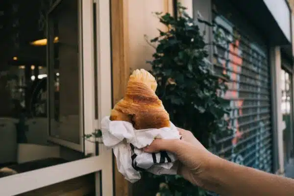 Découvrez les adresses incontournables pour déguster les meilleurs croissants de la ville