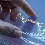 Une main sur une courbe de la bourse