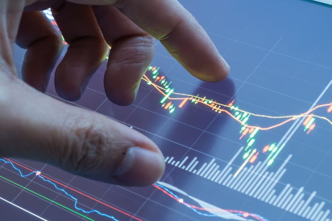 Une main sur une courbe de la bourse