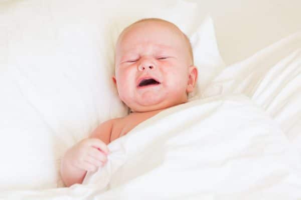 Comment se fait-il que le bébé pleure quand il ne dort pas ?