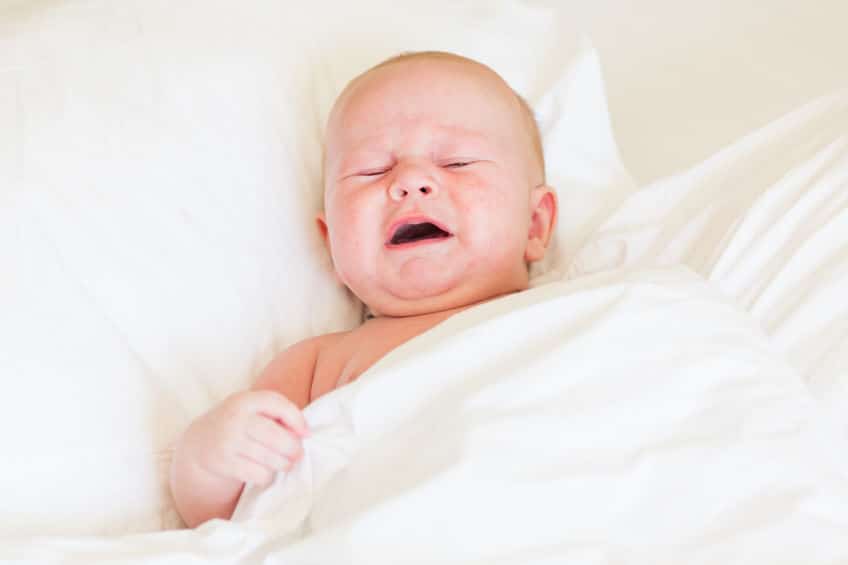 Comment se fait-il que le bébé pleure quand il ne dort pas ?