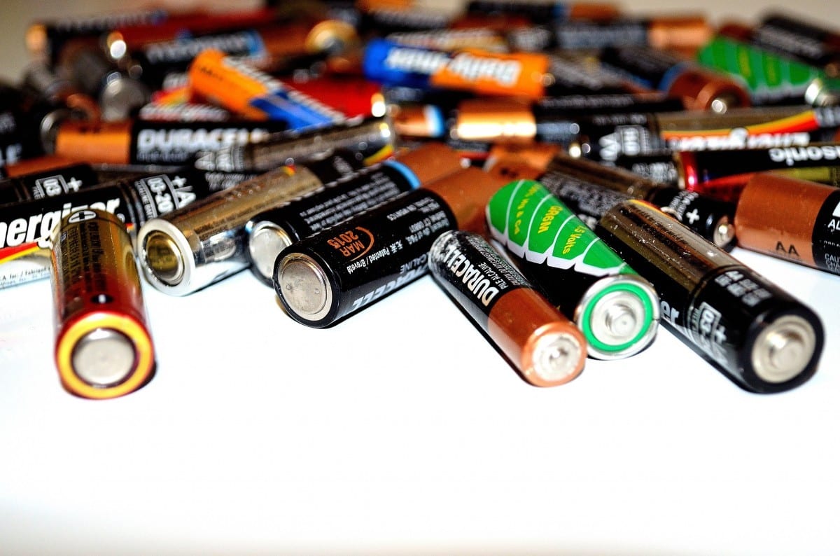 Piles et batteries usagées prêtes à être recyclées