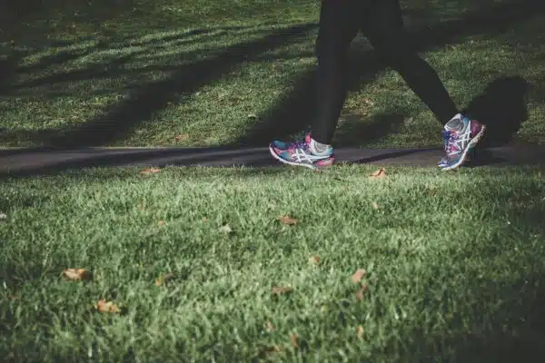 Les bienfaits de la marche à pied pour votre santé à Paris